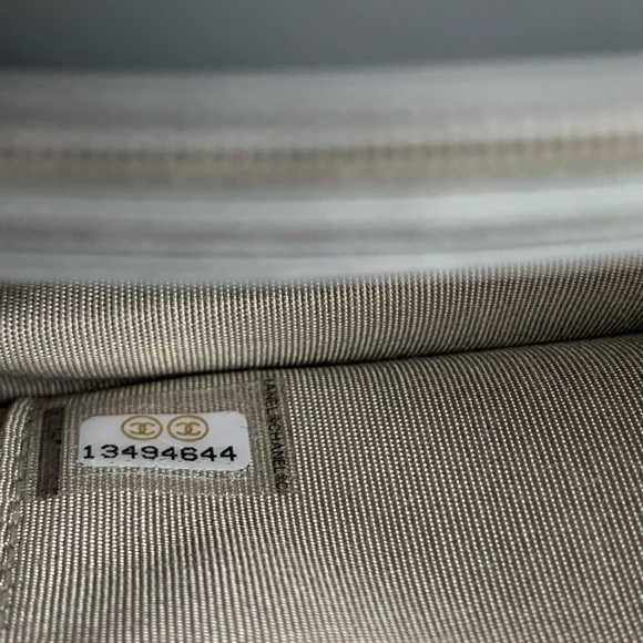 🤍 CHANEL Metallic Silver Studded Vinyl Vegan Swarovski Crystal WOC Wallet Chain🤍 - Picture 11 of 17